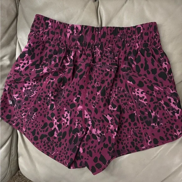 Lululemon Track That Mid-Rise Short 5” - Picture 2 of 3